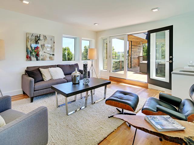 Triple-pane tilt-turn argon-filled low-E vinyl framed windows allow in daylight but block heat transfer, while the home’s LED-equipped fixtures provide efficient evening lighting.