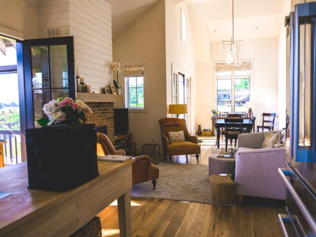 2024-Red Tree-5-lvng dng rm