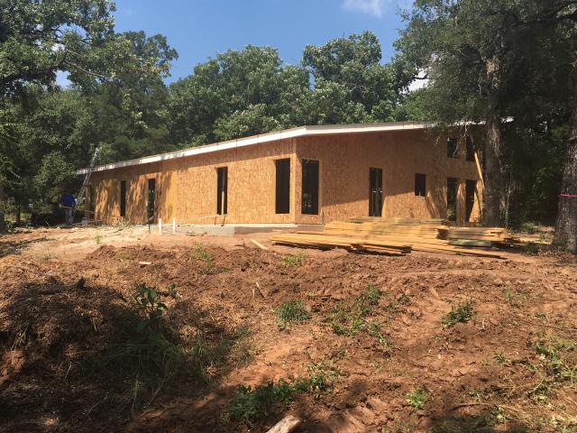 The 10.5-inch SIPs provide R-33 of insulation value to the roof deck.