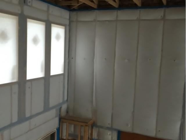 The advance-framed 2-by-6, 24-inch on-center walls are filled with R-23 blown fiberglass. A coated, taped sheathing covers the exterior, providing both an air and water barrier behind the fiber cement siding and trim.