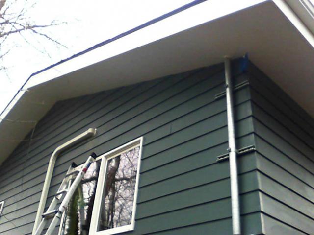 Deep overhangs protect the walls and windows from high summer sun and repeated drenchings in rainy Seattle.