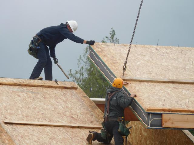 The walls and roofs are made of graphite-enhanced SIPs. The wall panels are 6.5-inch SIPs and the roof panels are 10.25-inch SIPs. The panels come to the site pre-cut for quick assembly. A double bead of caulk helps ensure airtight seams. The joints will also be taped.