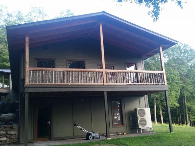 A variable refrigerant flow air-source heat pump provides high-efficiency heating and cooling for the home. The air handler and ductwork are located within the conditioned space of the home.