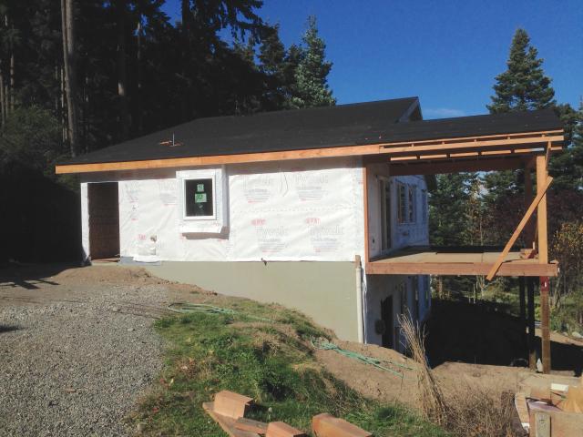 The SIP thermal blanket walls are constructed with 6.5-inch-thick walls panels (R-25). Corrugated house wrap helps ensure effective drainage under the fiber cement siding.