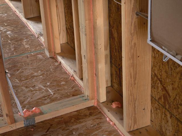 Bottom plate-subfloor joints, corners, and wiring holes are all sealed with foam to improve the airtightness of the homes.