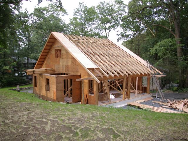 The home has energy-saving attic perimeter insulation thanks to raised heel trusses that provide added depth for an ultra-efficient 24-inch layer of R-86 cellulose insulation that completely covers the attic floor all the way to the edge.